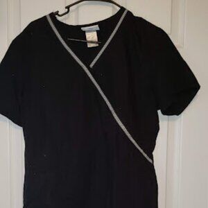 Women's scrub top with two front pockets